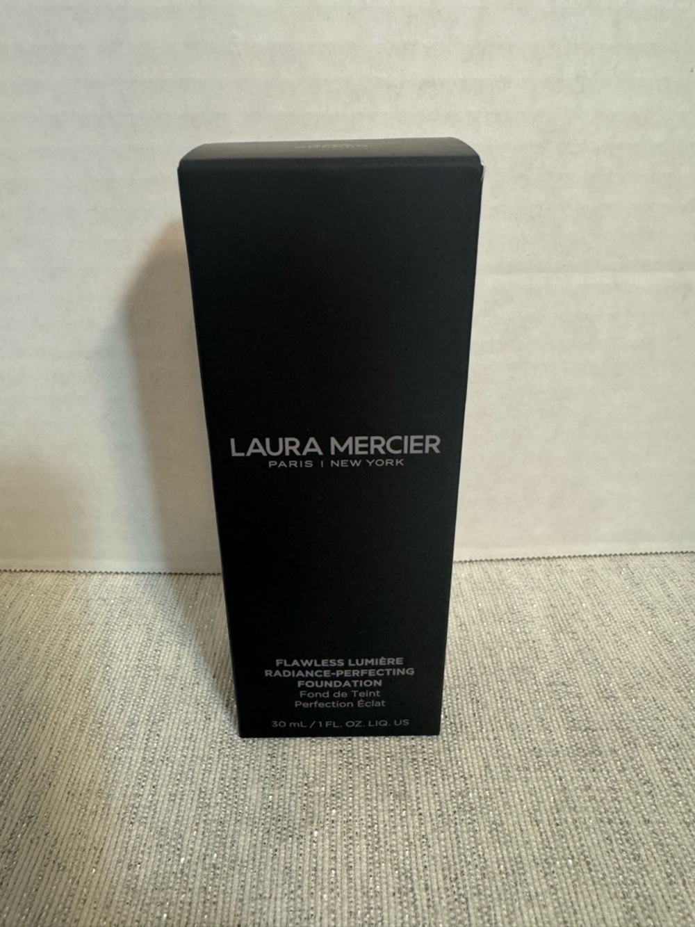 laura mercier Flawless Lumière Foundation — Golden (3W2) - Picture 6 of 6